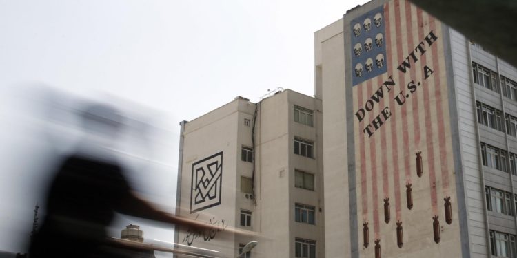 Gigantesco murales anti-USA a Teheran, Iran (Ansa)