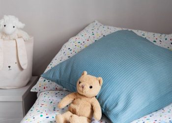 Letto dei bimbi con giocattoli
