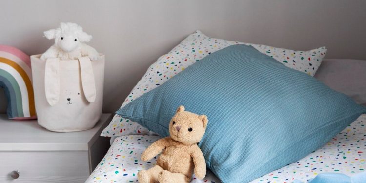 Letto dei bimbi con giocattoli