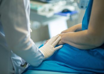 Medico in ospedale e paziente