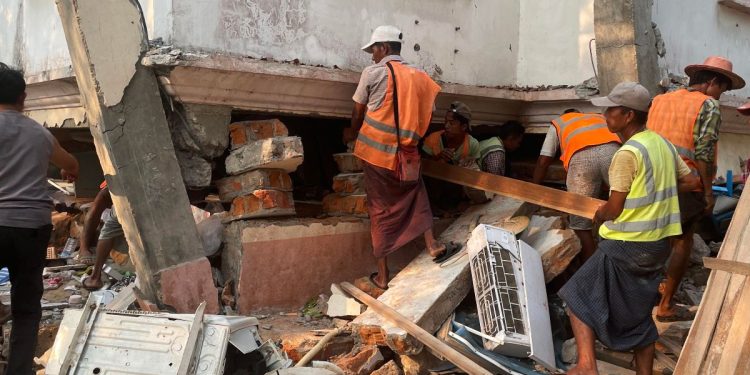In Myanmar, dopo la scossa di venerdì 28 marzo 2025 (Ansa)