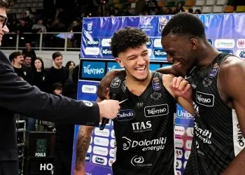 Quinn Ellis e Saliou Niang con la Dolomiti Energia Trento (da facebook.com/AquilaBasketTN)