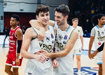 La Vanoli Cremona festeggia la vittoria su Varese (da facebook.com/VanoliBasketCremona)