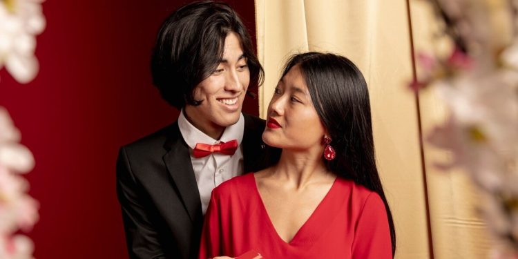 Due giovani sposi cinesi