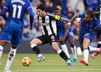 Sandro Tonali affrontato da Malo Gusto in Chelsea Newcastle (Foto ANSA)