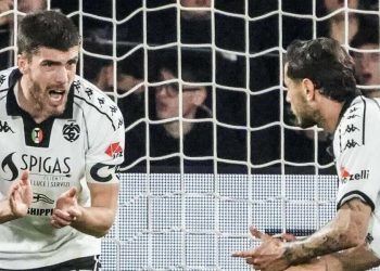 Petko Hristov e Filippo Bandinelli si incitano con la maglia dello Spezia (da facebook.com/SpeziaCalcio)