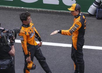 Colloquio in McLaren tra Lando Norris e Oscar Piastri (Foto ANSA)