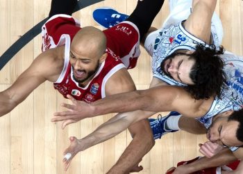 Shavon Shields contro Michele Vitali e Kwan Cheatham in Milano Reggio Emilia (da facebook.com/OlimpiaMilano1936)