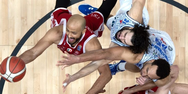 Shavon Shields contro Michele Vitali e Kwan Cheatham in Milano Reggio Emilia (da facebook.com/OlimpiaMilano1936)