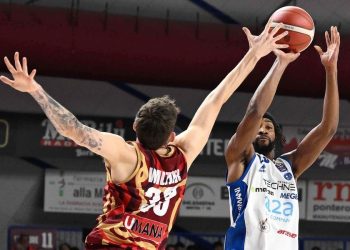 Kyle Wiltjer contrasta Demetre Rivers in Venezia Brescia (da facebook.com/pallacanestrobrescia)