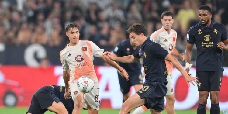 Kenan Yildiz contro Nicolò Pisilli in Juventus Roma (Foto ANSA)