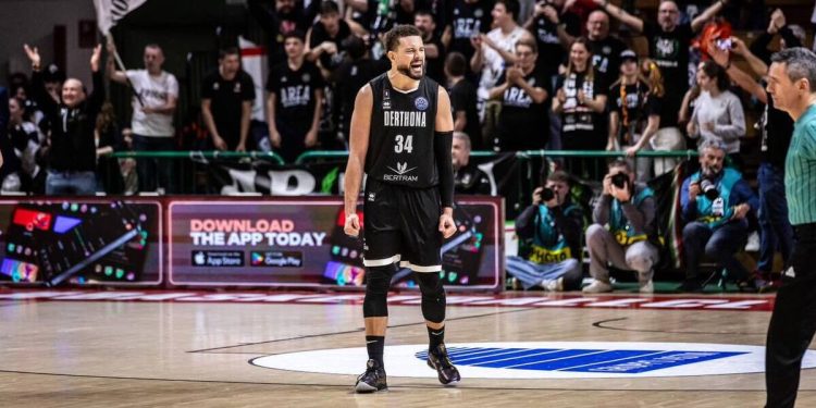 L'urlo di Kyle Weems con la Bertram Tortona (da facebook.com/DerthonaBasket)