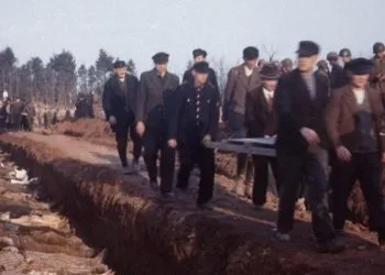 Civili tedeschi di Nordhausen seppelliscono in una fossa comune i prigionieri trovati morti nel campo. Aprile 1945 (foto da Wikipedia, credit USHMM)