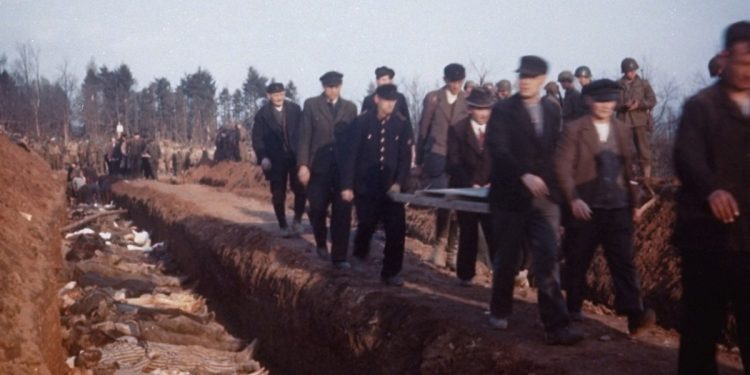 Civili tedeschi di Nordhausen seppelliscono in una fossa comune i prigionieri trovati morti nel campo. Aprile 1945 (foto da Wikipedia, credit USHMM)