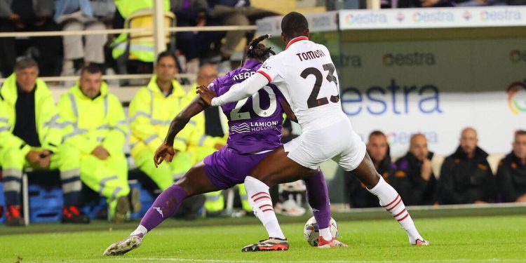 Moise Kean contrastato da Fikayo Tomori in Fiorentina Milan (Foto ANSA)