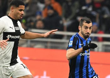 Henrikh Mkhitaryan contro Simon Sohm in Inter Parma (Foto ANSA)