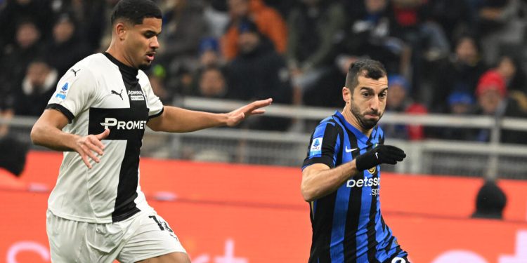 Henrikh Mkhitaryan contro Simon Sohm in Inter Parma (Foto ANSA)