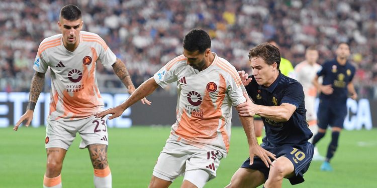 Kenan Yildiz contro Zeki Celik e Gianluca Mancini in Juventus Roma (Foto ANSA)