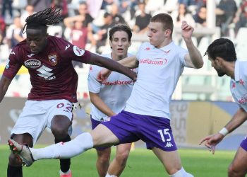 Pietro Comuzzo contrasta Alieu Njie in Fiorentina Torino (Foto ANSA)