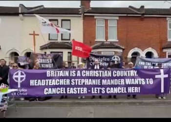 Protesta dei cristiani davanti la scuola elementare Norwood, Hampshire, 2025