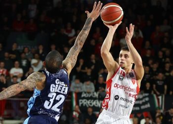 Matteo Librizzi al tiro contro Erick Green in Varese Napoli (da facebook.com/pallvarese)