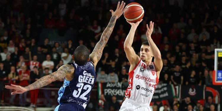 Matteo Librizzi al tiro contro Erick Green in Varese Napoli (da facebook.com/pallvarese)