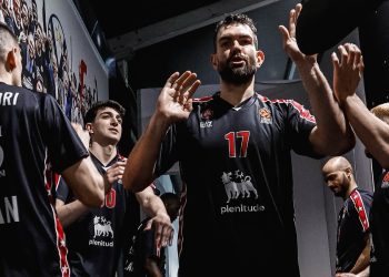 L'Olimpia Milano si prepara a entrare in campo (da facebook.com/OlimpiaMilano1936)