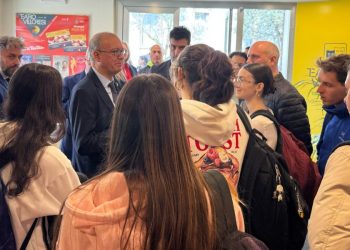 Il ministro Giuseppe Valditara mentre parla con un gruppo di studenti dopo l'incontro al Teatro Villoresi di Monza (foto S. Riva)