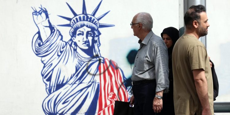 Murales antiamericano vicino alla vecchia ambasciata Usa a Teheran, Iran (Ansa)