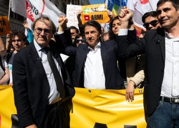 Giuseppe Conte (c) con Angelo Bonelli (s) e Nicola Fratoianni (Ansa)