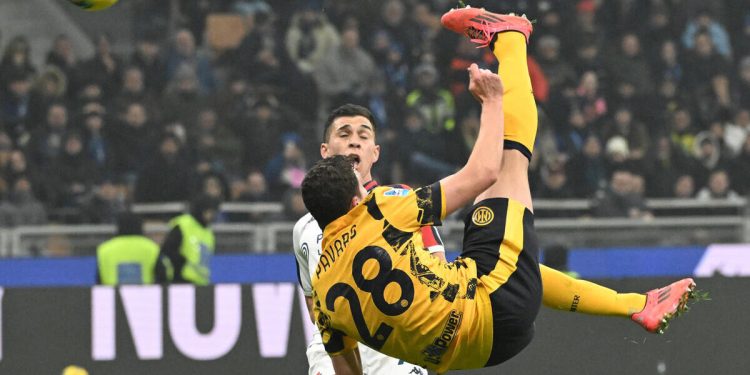 Una rovesciata di Benjamin Pavard con l'Inter (Foto ANSA)