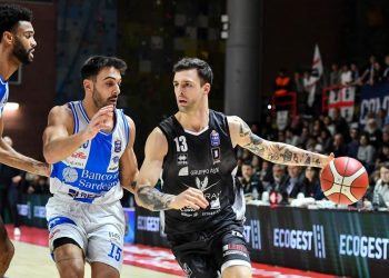 Tommaso Baldasso contro Matteo Tambone in Tortona Sassari (da facebook.com/DerthonaBasket)