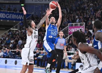 Amedeo Della Valle al tiro contro Daniel Hackett in Brescia Virtus Bologna (da facebook.com/pallacanestrobrescia)