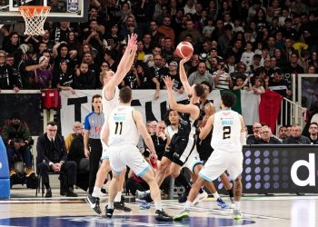 Jordan Ford al tiro in Trento Cremona (da facebook.com/AquilaBasketTN)