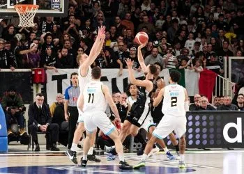 Jordan Ford al tiro in Trento Cremona (da facebook.com/AquilaBasketTN)