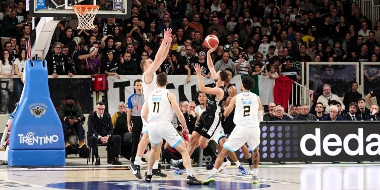 Jordan Ford al tiro in Trento Cremona (da facebook.com/AquilaBasketTN)