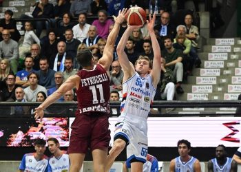 JP Macura al tiro contro John Petrucelli in Treviso Trapani (da facebook.com/trevisobasket)