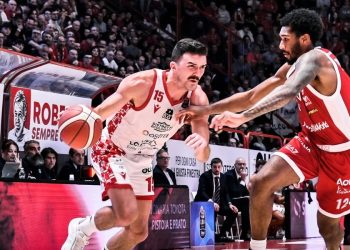 Lorenzo Saccaggi contro Armoni Brooks in Pistoia Milano (da facebook.com/pistoiabasket)