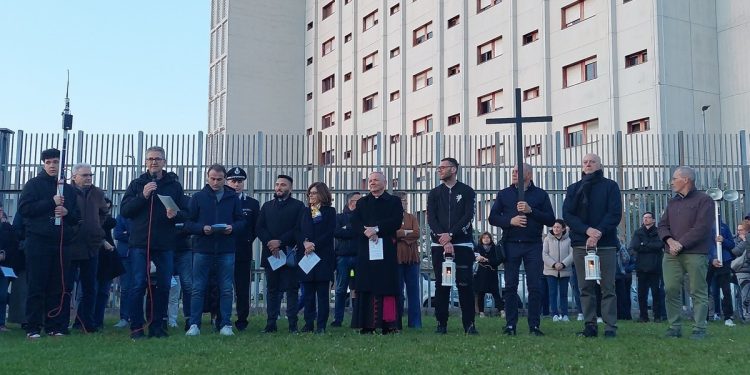 La Via Crucis intorno al carcere di Padova