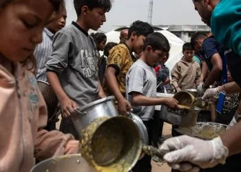 Profughi interni palestinesi a Jabalia, nel nord di Gaza (Ansa)