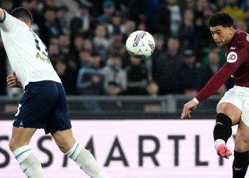 Ché Adams al tiro con la maglia del Torino (Foto ANSA)