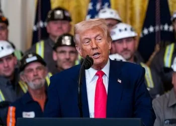 Donald Trump alla Casa Bianca con un gruppo di minatori (Ansa)