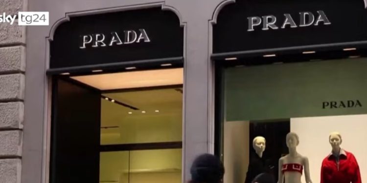 Prada acquista Versace, 2025 (Foto Skytg24)