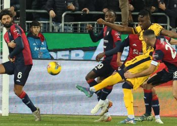 Yann Bisseck al tiro in Cagliari Inter (Foto ANSA)