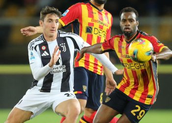 Lassana Coulibaly sfida Andrea Cambiaso in Lecce Juventus (Foto ANSA)