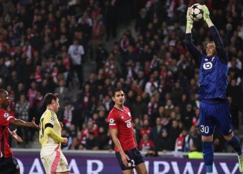 Una presa alta di Lucas Chevalier nel corso di Lille Juventus (Foto ANSA)