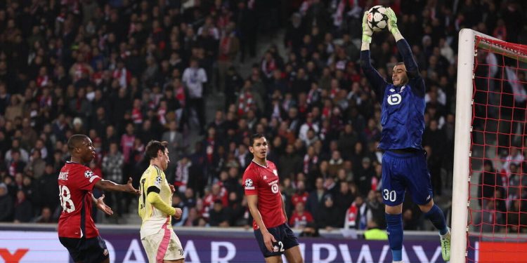 Una presa alta di Lucas Chevalier nel corso di Lille Juventus (Foto ANSA)