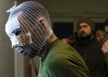 Soldati ucraini ricevono assistenza medica a Pokrovsk, nel Donetsk (Ansa)