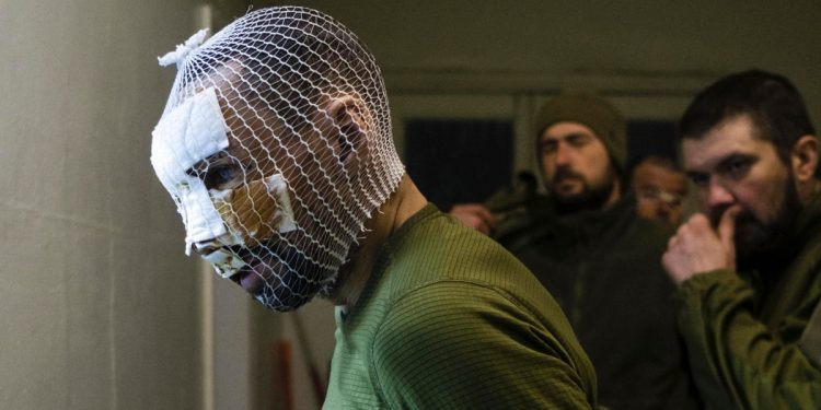 Soldati ucraini ricevono assistenza medica a Pokrovsk, nel Donetsk (Ansa)