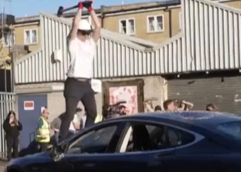 Londra, attivisti distruggono una Tesla come protesta contro Elon Musk, 2025